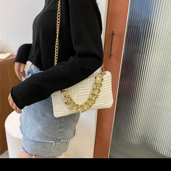 Quilted chain square bag - Picture 7 of 12